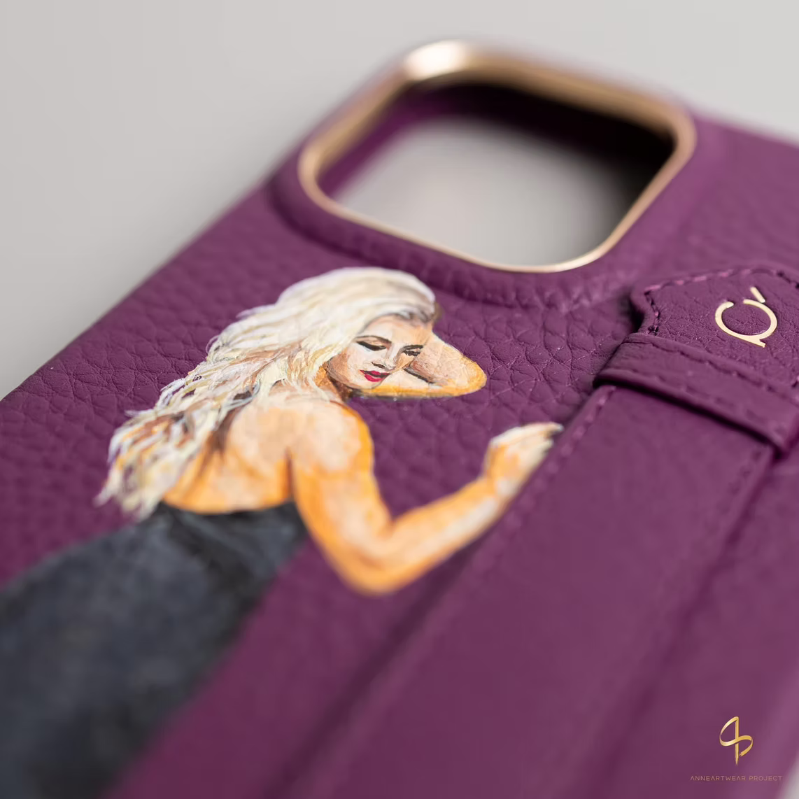 Hand-paint Customization on a Leather Phonecase